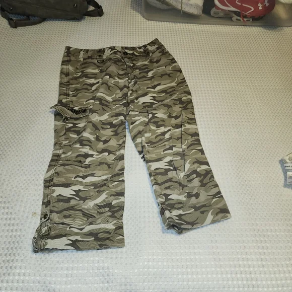 HARLEY DAVIDSON EUC WOMEN'S SIZE 2 CAMMO CAPRIS PANTS - Picture 1 of 7